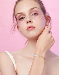 Détail du bracelet en argent s925 doré avec perles baroques naturelles porté par un mannequin