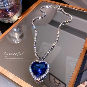 Elegante herzförmige Halskette mit blauem Edelstein und diamantbesetzter Tenniskette