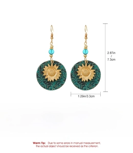 Détails des boucles d'oreilles tournesol en bronze avec dimensions 7,3 cm x 3,3 cm sur blanc