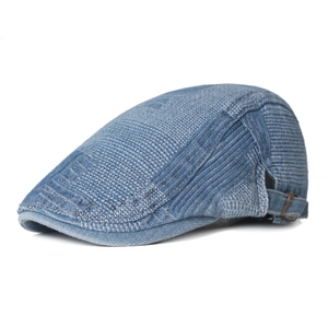 Vue latérale détaillée d'une casquette en denim délavé avec boucle latérale en métal