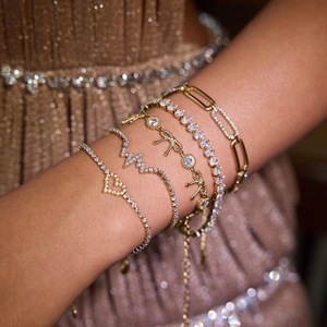 Luxuriöses Set aus vergoldeten Zirkonia-Armbändern mit Herz- und Tennisarmband-Stil