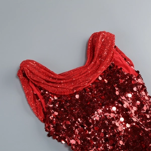 Détails de sequins rouges denses et de tissu mesh sur une robe à licou sexy