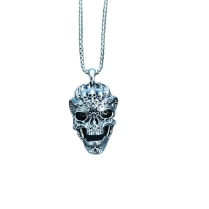 Retro hip hop skull pendant necklace in silver metal finish with a robust box chain