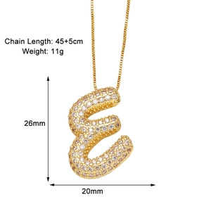 Détail du pendentif lettre E en zircone cubique avec dimensions de la chaîne