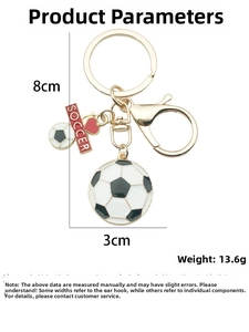 Detailansicht eines goldenen Fußball-Schlüsselanhängers mit Ballanhänger und Herz