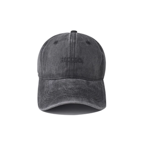 Détail de la broderie HELLO sur une casquette de baseball en coton gris délavé