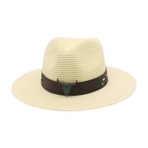 Détail de chapeau de paille fedora avec crâne de taureau et broderies florales chic
