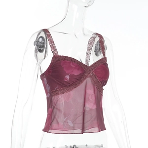 Détail de débardeur en tulle bordeaux avec dentelle florale délicate et tissu fin