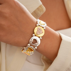 Détail du bracelet cœur multicolore aux finitions or, argent et or rose martelé