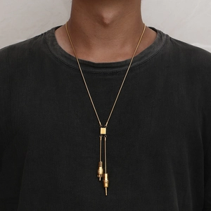 Collana creativa a Y dorata stile hip-hop con ciondoli a spina audio su un modello
