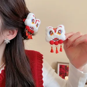 Pince à cheveux lion en fausse fourrure avec pompons rouges pour coiffures festives