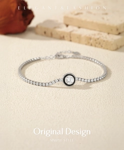 Détail macro du bracelet tennis en argent S925 avec émail noir et zircons brillants