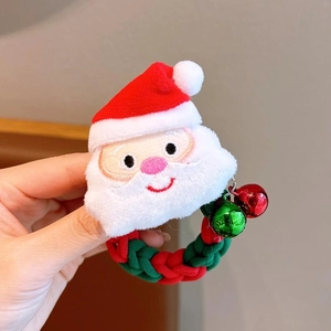 Détail d'un élastique de Noël avec un Père Noël en peluche, des cloches et un cordon tressé