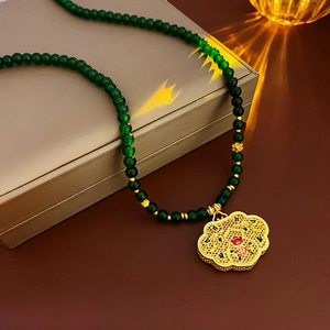 Detail von Vintage Lotus-Anhänger mit Emaille und grünen Jade-Perlen auf edler Halskette