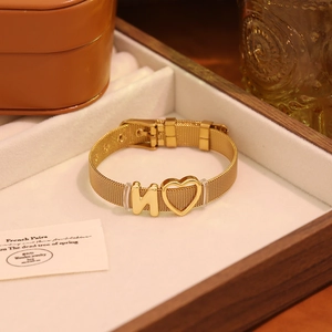 Détail du bracelet en maille dorée avec lettre N et pendentif cœur dans son coffret
