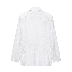 Vue arrière détaillée du blazer blanc en dentelle avec broderie ajourée et motifs floraux