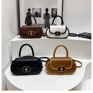 Collezione di borse stile francese in quattro colori con fibbie dorate e tracolle eleganti