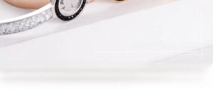 Dettaglio del bracciale quadrifoglio con strass pavé e finitura in metallo bicolore