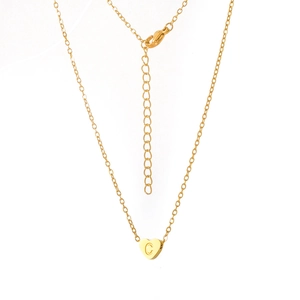 Collier pendentif cœur doré avec gravure lettre C et chaîne à maillons réglables