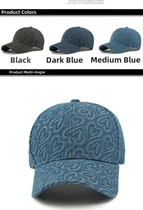 Détails de la texture denim de la casquette avec motifs cœurs en jacquard et coloris