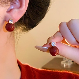 Boucles d'oreilles dorées avec zircon brillant et perles rouge foncé pour femmes