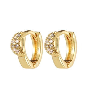 Detalle de pendientes de cobre dorado con micro-engaste de circonitas blancas