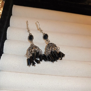 Dettaglio dei pendenti a lanterna vintage con perline nere e montatura in argento