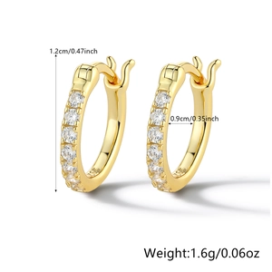 Macro view of 925 silver gold-plated hoop earrings with size and weight annotations