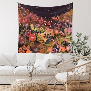 Détail d'une tapisserie bohème aux motifs de champignons, forêt colorée et ciel étoilé
