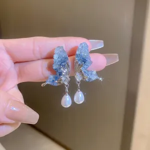 Boucles d'oreilles papillon en argent avec cristaux bleus et perles en goutte