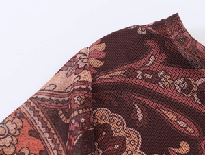 Gros plan du motif paisley marron sur tissu en mesh respirant avec texture de dentelle