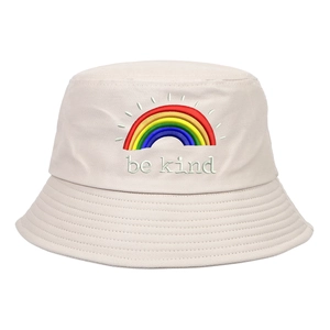 Bob en coton crème avec broderie arc-en-ciel et texte be kind sur un fond blanc épuré