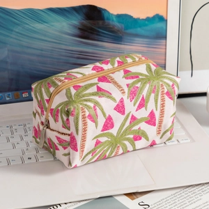 Nahaufnahme der Kokospalmen-Stickerei und des Jacquard-Stoffs der Kosmetiktasche