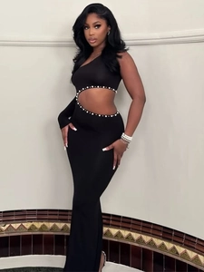 Robe noire asymétrique avec découpe à la taille ornée de perles blanches chic