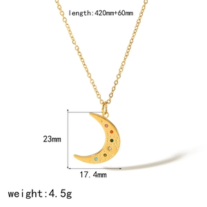 Collier doré 18k avec pendentif croissant de lune, cristaux colorés et détail étoile