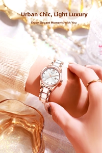 Détail d'une montre femme en or rose avec bracelet en céramique et cadran diamanté
