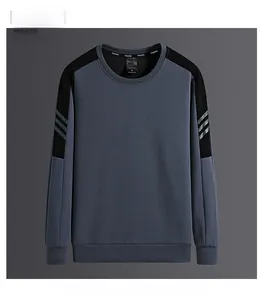 Détail du sweat-shirt gris et noir avec design à trois bandes sur les manches