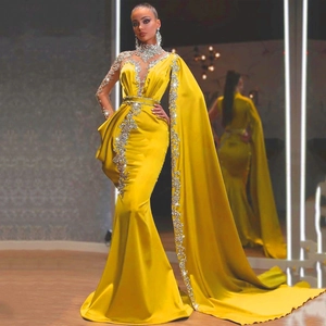 Elegante gele zeemeermin avondjurk met zilveren kristallen lijfje en vloeiende cape