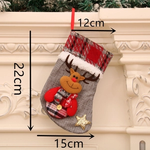Chaussette de Noël grise avec renne et dimensions détaillées 12cm de revers et 22cm de hauteur
