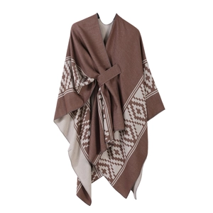 Brauner Strickponcho mit geometrischem Muster, Fransen und passendem Taillengürtel