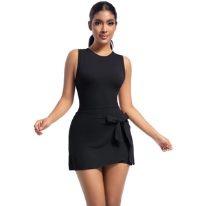 Dettaglio tutina sportiva nera con fiocco laterale e design girocollo senza maniche