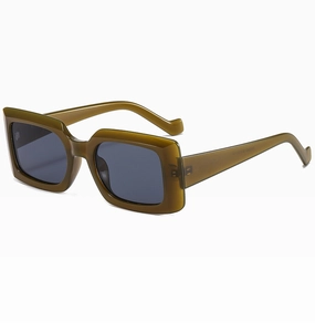 Détail des lunettes de soleil carrées caramel avec branches ondulées originales