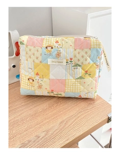 Vue détaillée d'une trousse à maquillage matelassée avec des motifs patchwork colorés