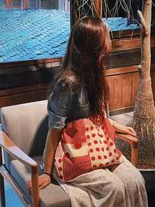 Détail du sac cabas en toile à pois rouges et blancs dans un décor intérieur vintage