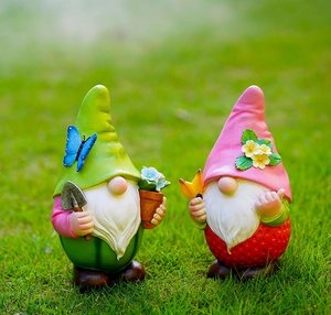 Detaillierte Garten-Gnome aus Harz mit Schmetterling und Blumen auf einem grünen Rasen