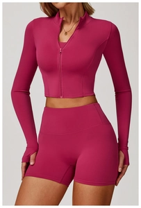 Détail de la veste de sport rouge foncé avec passants pour pouces et col montant zippé