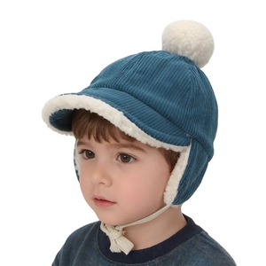 Détail du bonnet d'hiver en velours côtelé bleu pour enfants avec doublure polaire
