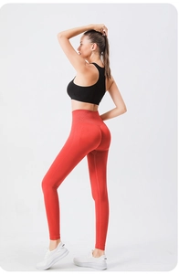 Détail du legging de yoga rouge sans couture à taille haute avec effet galbant