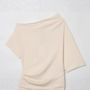Elegantes beiges Off-Shoulder Oberteil mit asymmetrischen Ärmeln und drapiertem Stoff