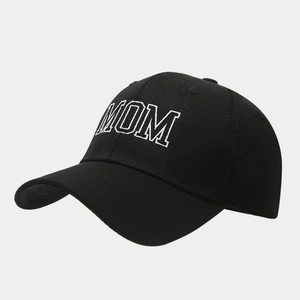 Detalle del bordado MOM en una gorra de béisbol de algodón negro con contorno blanco